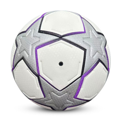 Bola de futebol branca com estrelas cinza e linhas roxas