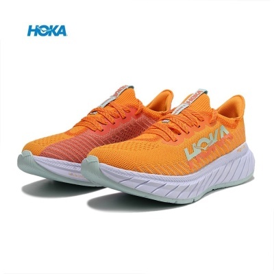 Sapatilhas desportivas HOKA em laranja com detalhes coral e sola branca