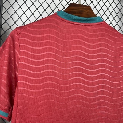 Camisola vermelha com padrão de ondas e gola verde pendurada