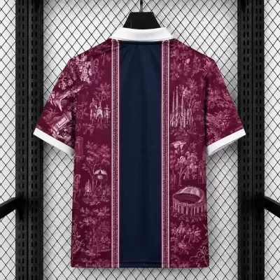 Camisola polo de manga curta bordô com padrão decorativo branco e faixa azul escura central.