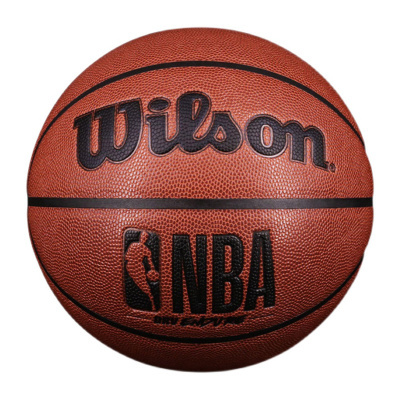 Bola de basquetebol Wilson com logotipo NBA preta sobre fundo branco