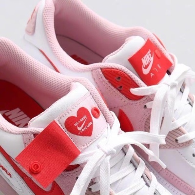 Tênis Nike Air vermelho, branco e rosa claro com etiquetas vermelhas e coração