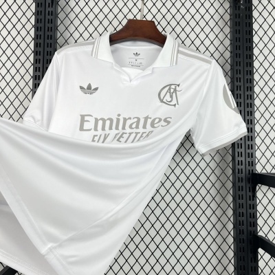 Camisola desportiva branca com logótipos e texto cinzentos pendurada num cabide