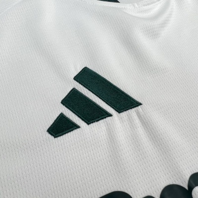 Tecido branco com logotipo bordado da Adidas em preto