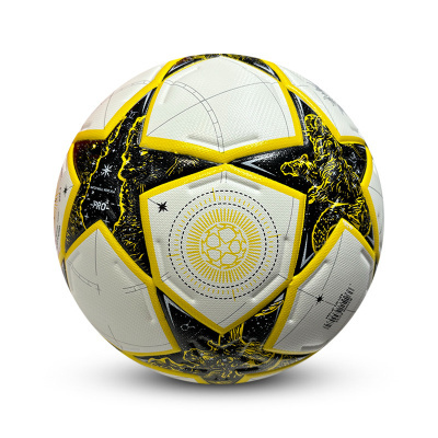 Bola de futebol branca, preta e amarela com padrões gráficos e texto