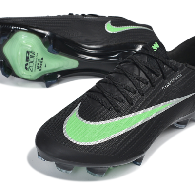 Chuteiras de futebol pretas com detalhes verdes e prateados e logo Nike