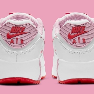 Tênis Nike Air brancos com detalhes em rosa e vermelho vistos de trás
