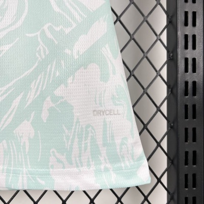 Peça de vestuário esportiva branca e verde água com padrão abstrato e texto DRYCELL