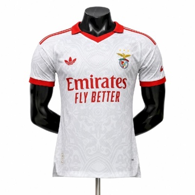 Camisola branca de futebol com gola e bordos vermelhos e texto Emirates FLY BETTER