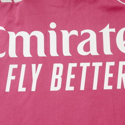 Tecido cor-de-rosa com texto branco Emirates FLY BETTER impresso