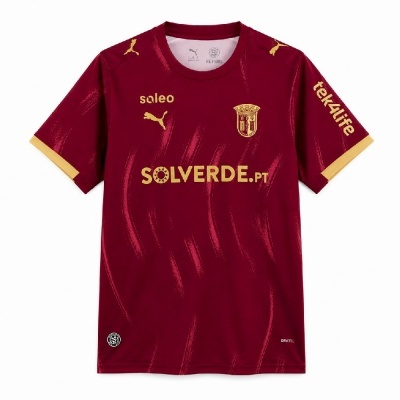 Camisola desportiva vermelha com logos dourados e padrão estampado