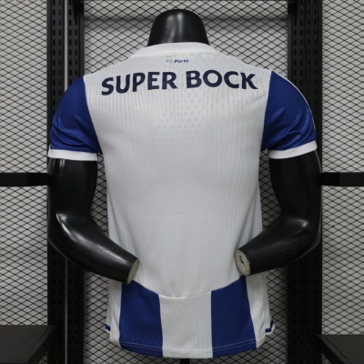 Parte traseira de camisola de futebol branca e azul com texto SUPER BOCK e FC Porto