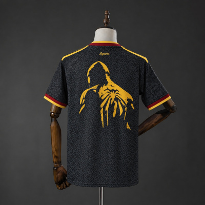 T-shirt preta com figura amarela nas costas e acabamentos vermelhos e amarelos nas mangas