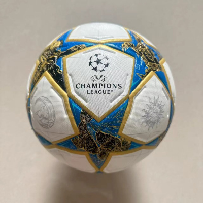Bola de futebol UEFA Champions League branca com padrão azul e dourado