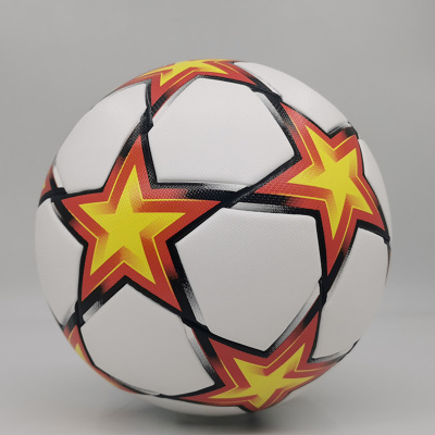 Bola de futebol branca com estrelas amarelas e vermelhas