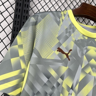 T-shirt desportiva cinza e amarelo com padrão geométrico e logo Puma castanho