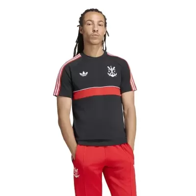 Camisola preta e vermelha Adidas com calças vermelhas e logotipos