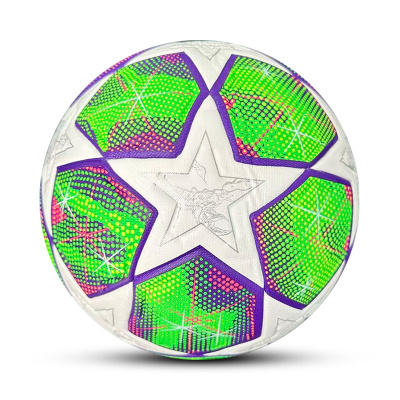 Bola de futebol branca com estrelas e padrões coloridos em verde, púrpura, vermelho e amarelo