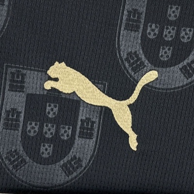 Tecido preto com escudos de Portugal em relevo e logotipo da Puma amarelo claro
