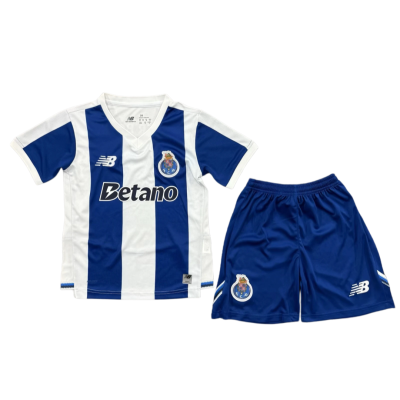 Conjunto de t-shirt às riscas brancas e azuis com calções azuis, logotipos do FC Porto e NB