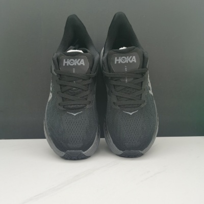 Ténis desportivos pretos da marca HOKA com atacadores preto