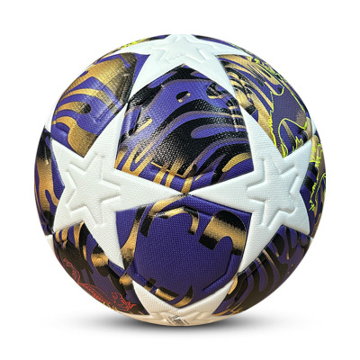 Bola de futebol roxa e dourada com estrelas brancas