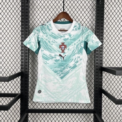T-shirt de futebol branca e verde água com emblema de Portugal e logo Puma pendurada num cabide