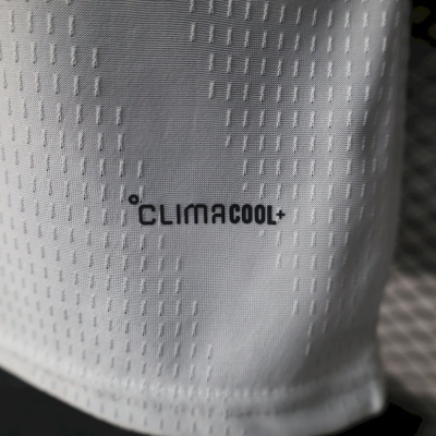 Tecido branco com padrão texturizado e logótipo CLIMACOOL+