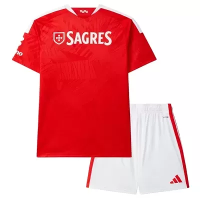 Conjunto desportivo vermelho e branco com texto SAGRES e logótipo Adidas