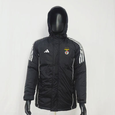 Casaco preto acolchoado com capuz e logótipos do SL Benfica e Adidas
