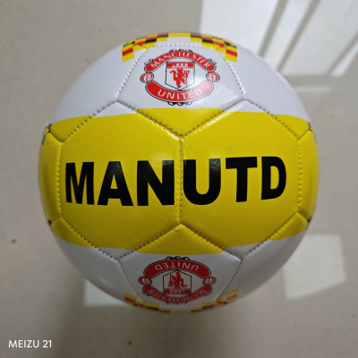Bola de futebol branca e amarela com logo do Manchester United e texto MANUTD