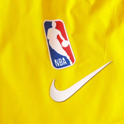 Tecido amarelo com logos NBA e Nike