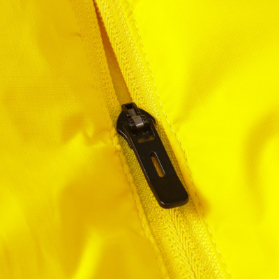 Fecho de correr preto em tecido amarelo com textura quadriculada
