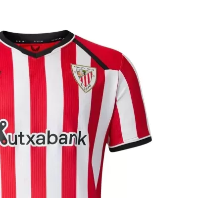 Camisola do Athletic Club Bilbao com riscas vermelhas e brancas e logótipo no peito