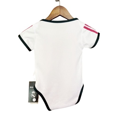 Body branco para bebé com bordas pretas e riscas cor-de-rosa nas mangas