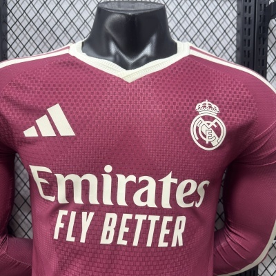 Camisola de futebol castanha com logotipos Adidas e Real Madrid em manequim