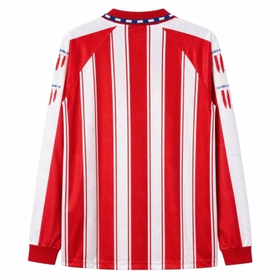 Camisola de futebol vermelha e branca com riscas verticais e mangas longas