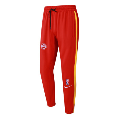 Calças de treino vermelhas com faixa amarela e logótipos NBA e Nike