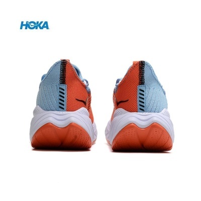 Par de sapatilhas desportivas HOKA azul e laranja vistas de trás