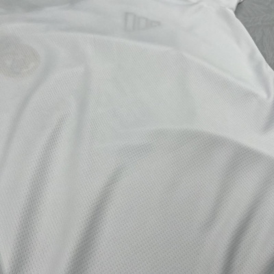 Tecido branco de malha com textura perfurada