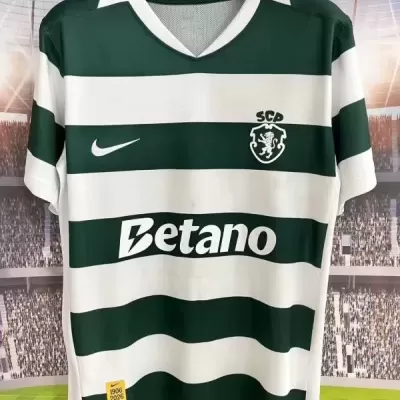 Camisola de futebol verde e branca do SCP com logotipos e patrocínio