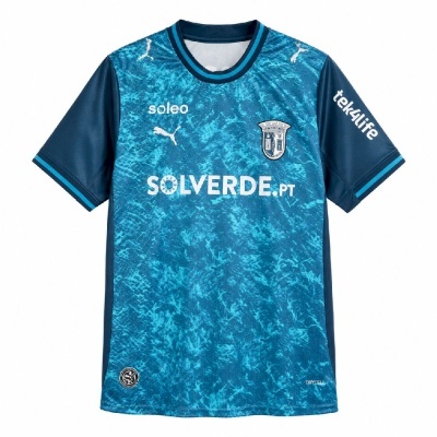 Camisola de futebol azul com padrões e logos