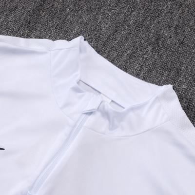 Casaco desportivo branco com detalhes em azul e logótipo Nike.