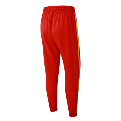 Calças desportivas vermelhas com faixa lateral amarela e cintura elástica