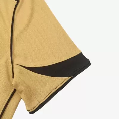 Manga de camisa amarela com detalhe preto e textura de malha
