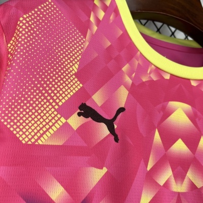 T-shirt desportiva rosa com padrão amarelo e logótipo preto da Puma