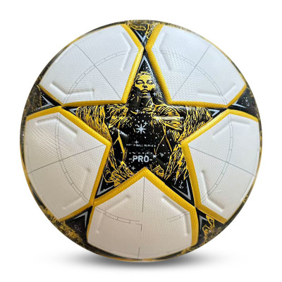 Bola de futebol branca com desenhos pretos e dourados e estrela central