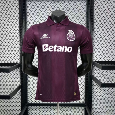 Camisola de futebol roxa do FC Porto com logos brancos exposta num manequim preto