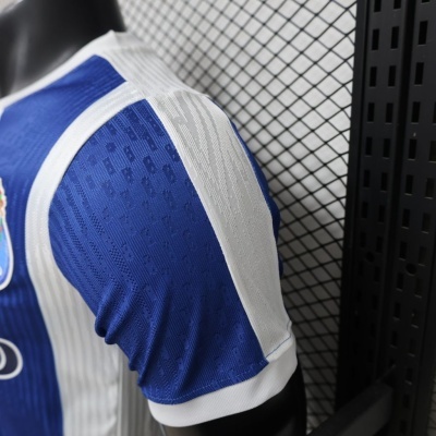 T-shirt desportiva azul e branca com padrão texturizado no tecido num manequim