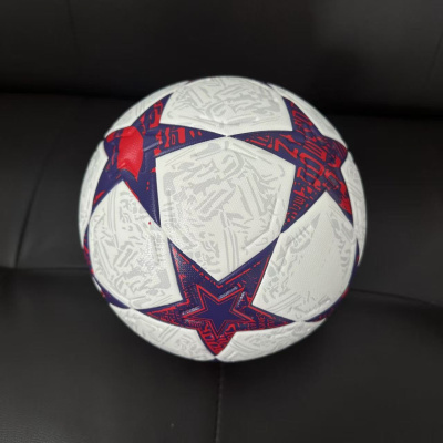 bola de futebol branca com estrelas azuis e vermelhas e textura abstrata